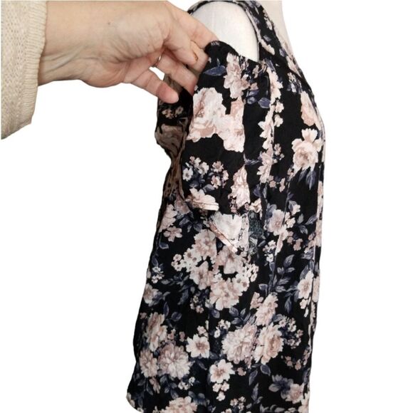 Torrid Cold Shoulder Textured Woven With Eyelet Trim Color Rough Floral SX 1X - Picture 4 of 10